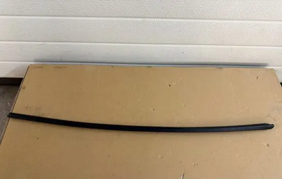 Volkswagen Amarok Rubber seal front door window/glass 