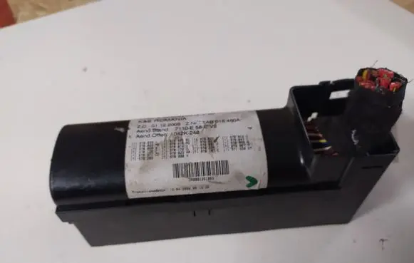 Volkswagen Touran I Fuse module 0618303476 7110E58EV0 042K248