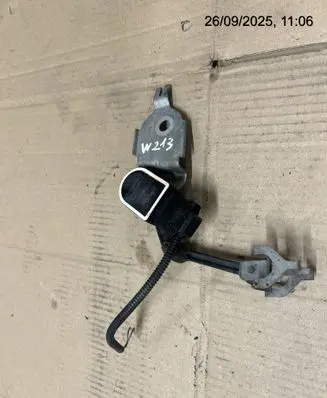 Mercedes-Benz E W213 Front air suspension height level sensor A0009053704 0009053704