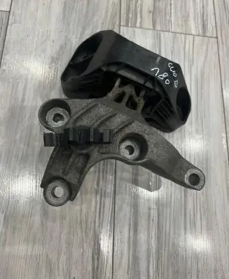 Engine mount vacuum valve