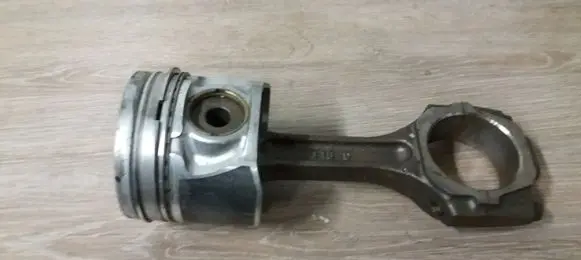 Hyundai Santa Fe Piston with connecting rod