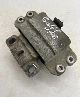 Volkswagen Golf V Engine mount bracket