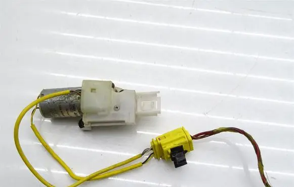 Volkswagen Phaeton Seat belt adjustment motor 560973354D
