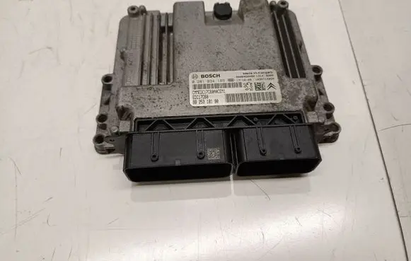 Peugeot 3008 II Engine control unit/module 9806460480 1617872880