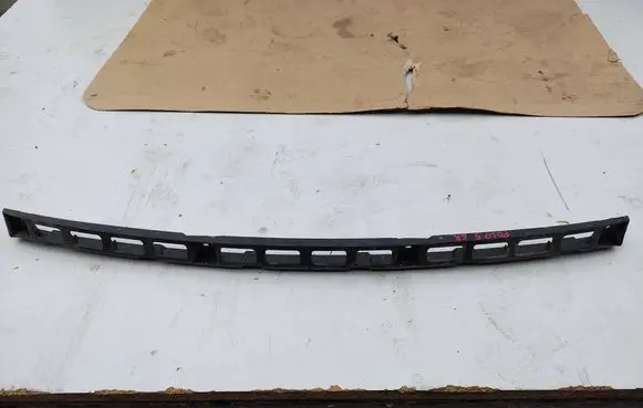 Rear bumper mounting bracket