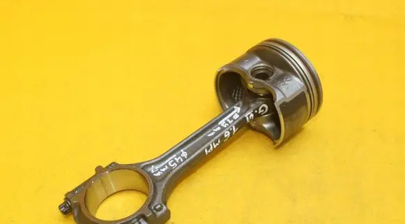 Volkswagen Golf VI Piston with connecting rod