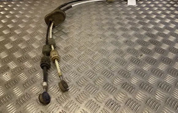 Opel Insignia A Gear shift cable linkage 55560991