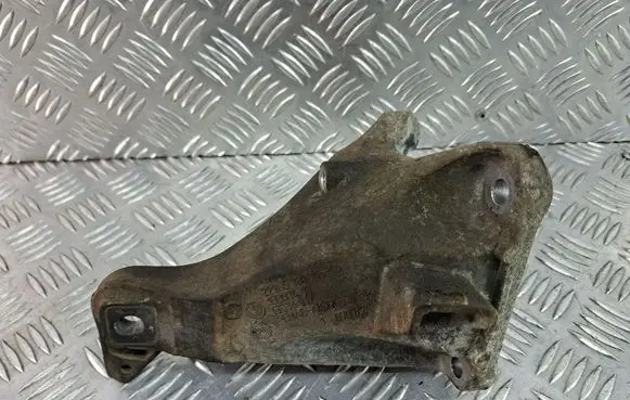 BMW 1 E81 E87 Engine mounting bracket 781916