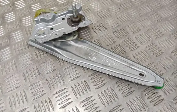 Rear door manual window regulator