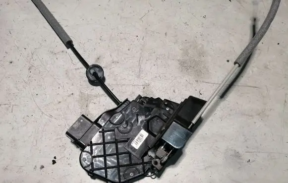 Volvo XC60 Front door lock 30799311