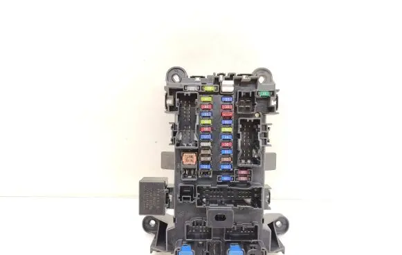 Suzuki Grand Vitara II Fuse module 3861084F21 05586F16 64J2