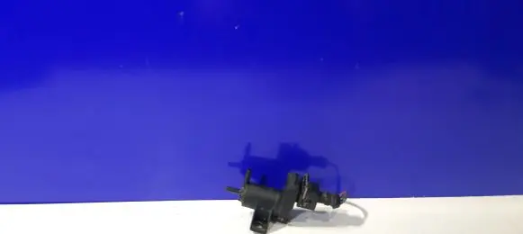 Engine mount vacuum valve