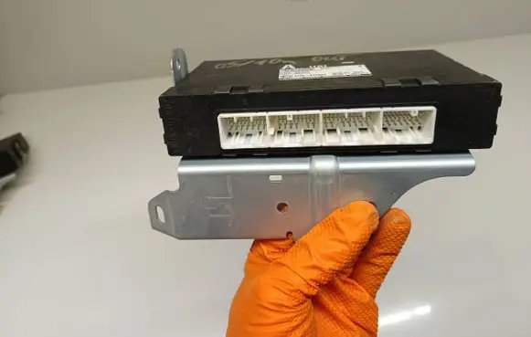 Subaru Outback Alarm control unit/module 88281AJ50A 97RI010653 X1T23076H