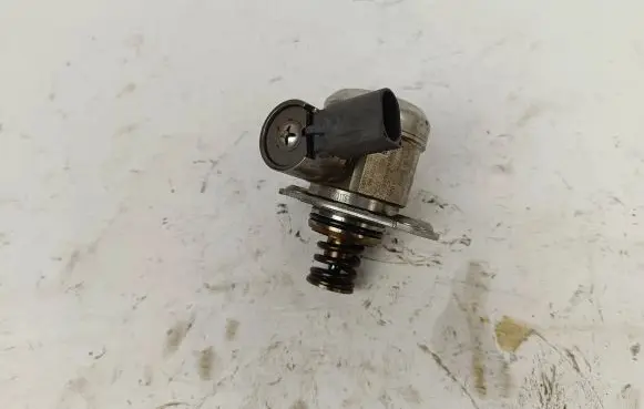 BMW X5 E70 Fuel injection high pressure pump 7595339 1002473404 0261520144