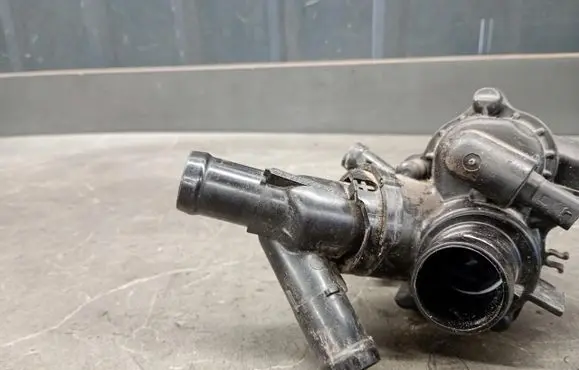 Mercedes-Benz B W246 W242 Thermostat housing a2702000415