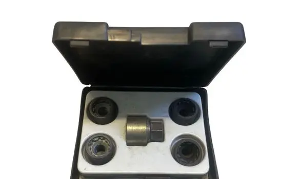 Opel Mokka Anti-theft wheel nuts and lock 13331034 GR480060 1008004