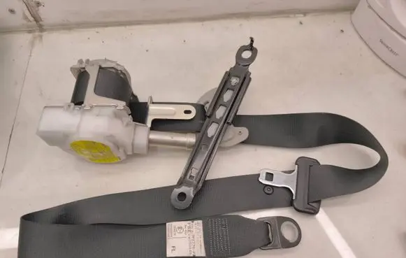 Toyota Auris E180 Front seatbelt 7P2770P