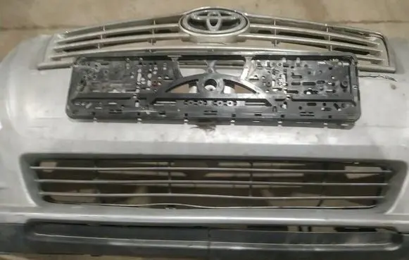 Toyota Avensis T250 Front bumper lower grill 