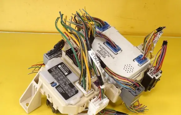 Suzuki Swift I Fuse module 3677072KC0 36770-72KC0 36902-72KL0