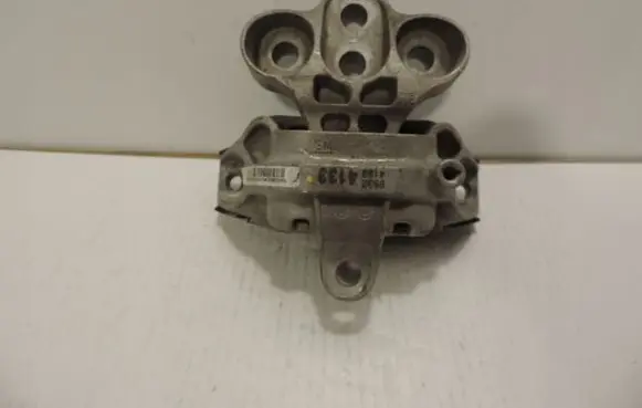 Gearbox mounting bracket