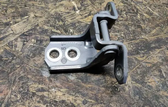 Infiniti Q50 Front door upper hinge A048520