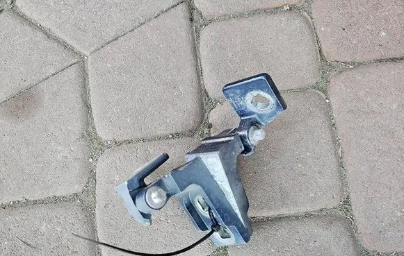 Opel Corsa E Front door lower hinge