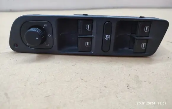 Volkswagen Tiguan Electric window control switch