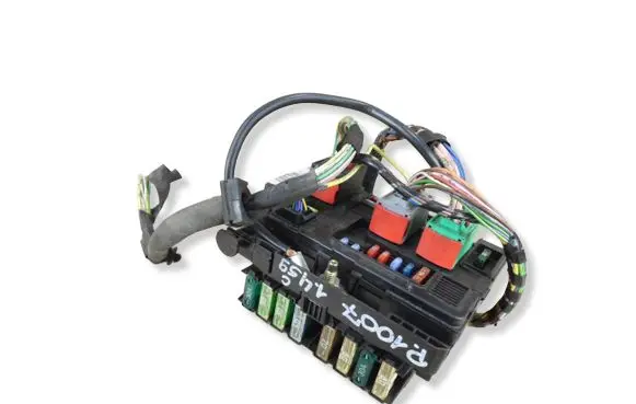Peugeot 1007 Fuse module 9650618480 U118470003L