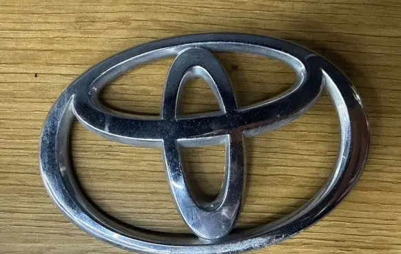 Toyota Avensis T250 Manufacturers badge/model letters 7543105050