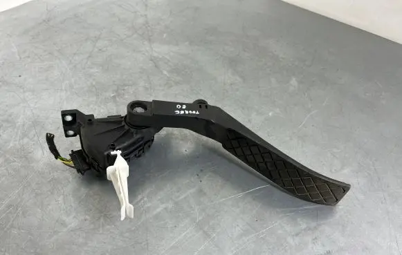 Volkswagen Touareg II Accelerator throttle pedal 7L0723507D