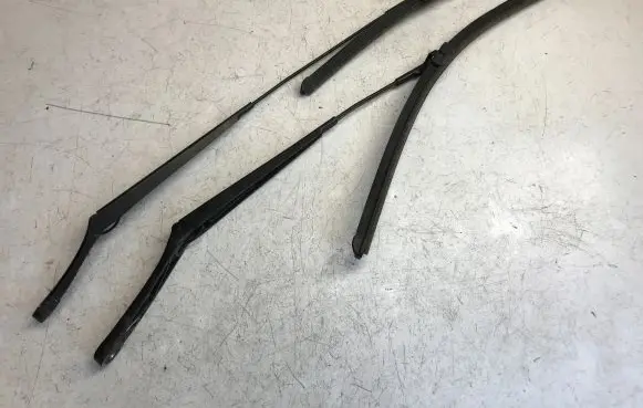 Skoda Octavia Mk2 (1Z) Front wiper blade arm 1Z1955410A 1Z1955409A