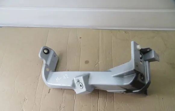 Polestar 2 Fender mounting bracket 31688244