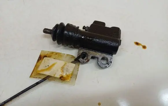 Nissan X-Trail T30 Clutch master cylinder