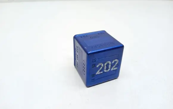 Volkswagen PASSAT B5 Glow plug pre-heat relay 8A0951253