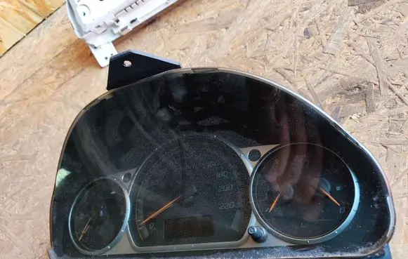 Honda CR-V Speedometer (instrument cluster) 78100G323 HR0333090