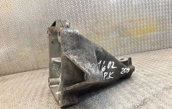 Mercedes-Benz CLK A209 C209 Engine mounting bracket 2712230904 A2712230904