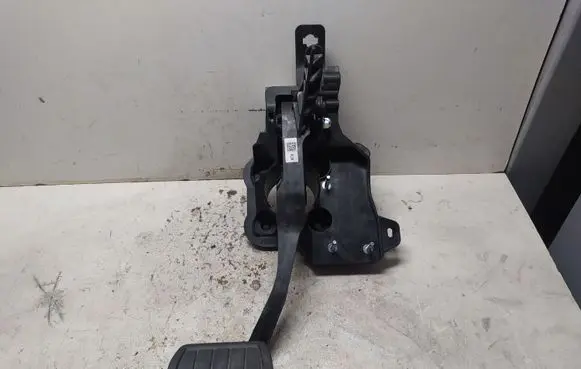 Peugeot 2008 II Brake pedal 9824305280