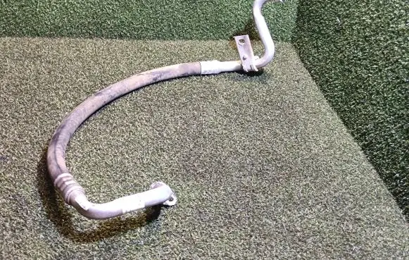 Opel Vivaro Air conditioning (A/C) pipe/hose 93457399 924543135R