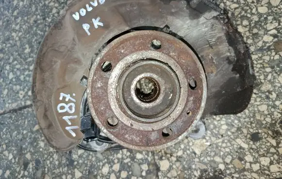 Volvo V70 Front wheel hub