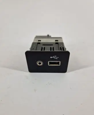 Nissan X-Trail T32 AUX in-socket connector 284H3