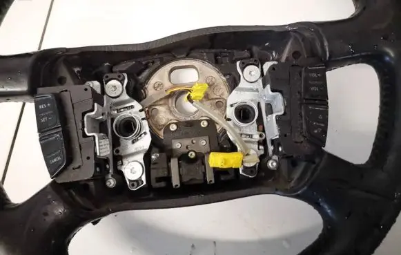 Steering wheel buttons/switches