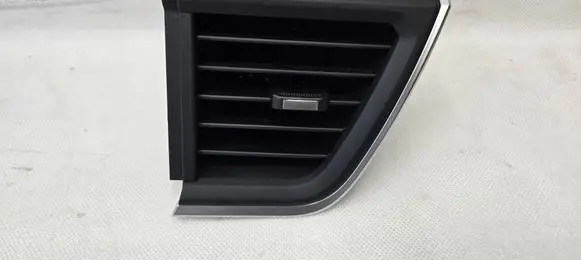 Renault Trafic III (X82) Dash center air vent grill 687601409R