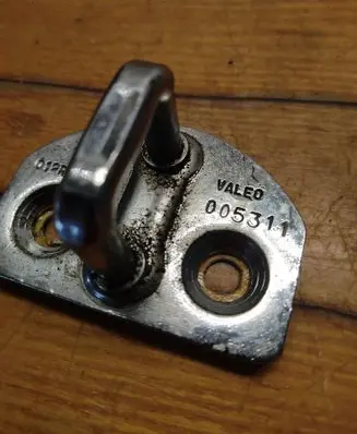 Renault Megane III Front door lock loop/hook striker 005311