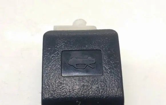 Engine bonnet (hood) release handle