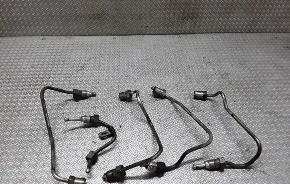 Toyota Avensis Verso Fuel injector supply line/pipe 