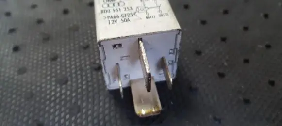 Volkswagen PASSAT B5 Other relay 8D0951253