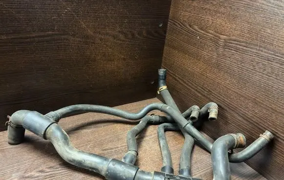 Engine coolant pipe/hose
