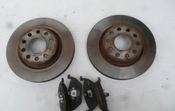 Volkswagen Golf VI Front brake disc