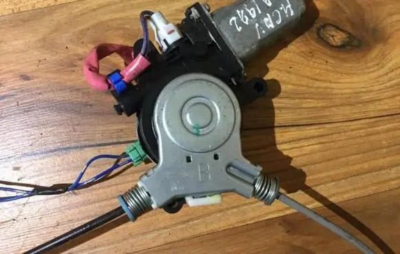 Honda CR-V Front door window regulator motor 