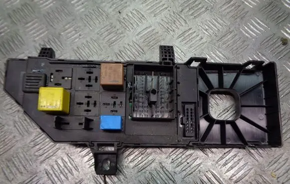 Opel Vectra C Fuse box cover 13223678
